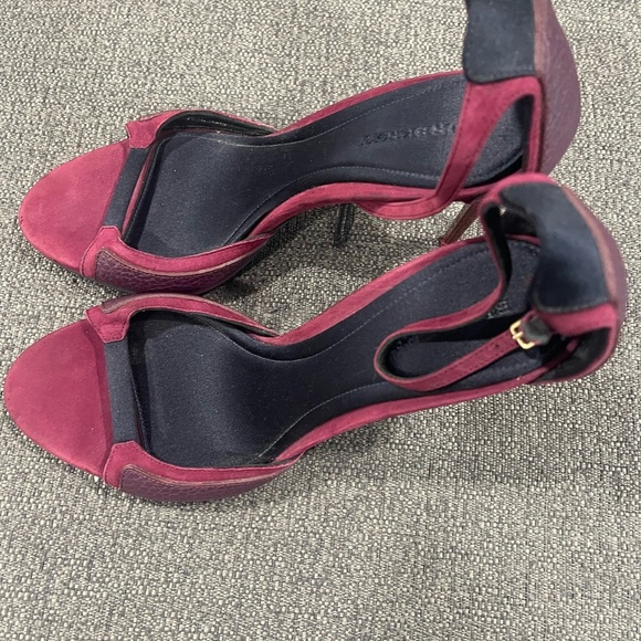 Burberry Elegant Burgundy Heels - Picture 2 of 5